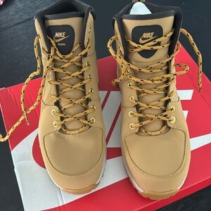 NWT Nike leather Manoas